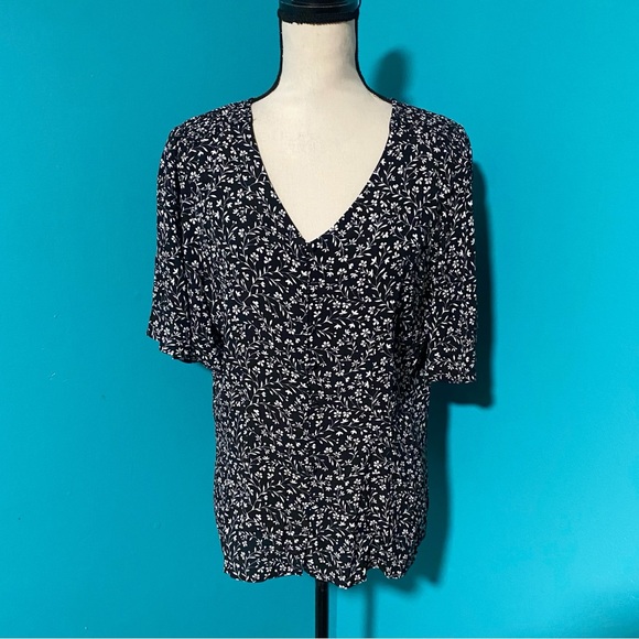 Talbots 12 Black White Floral Print Button Front Flutter Sleeve Blouse Top - Picture 2 of 6
